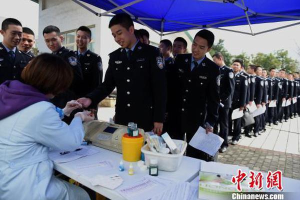 馬來(lái)西亞一滿載乘客的旅游巴士在高速路上發(fā)生車禍 已致7死33傷